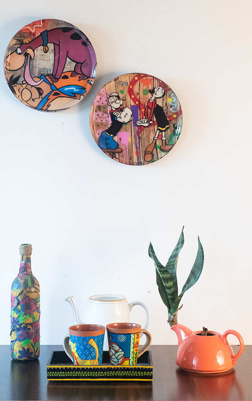 Classic Toons 1| 10" Metal Wall Hanging Plates with Pre-Attached Hooks (Set of 2)