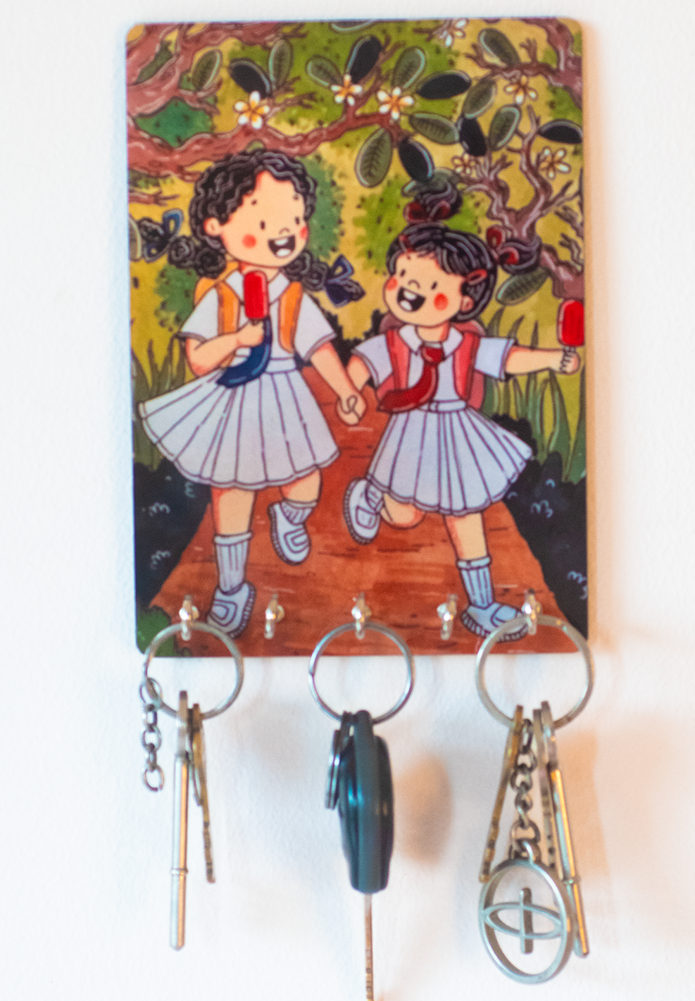 Katha Plates 5-Hook Keyholder • Multicolor • 5″×7″ • MDF • Wall-Mounted for Entryway (Walk to School)