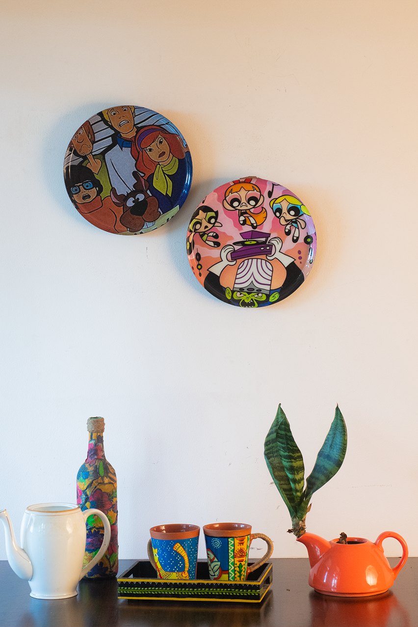 Classic Toons 8| 10" Metal Wall Hanging Plates with Pre-Attached Hooks (Set of 2)