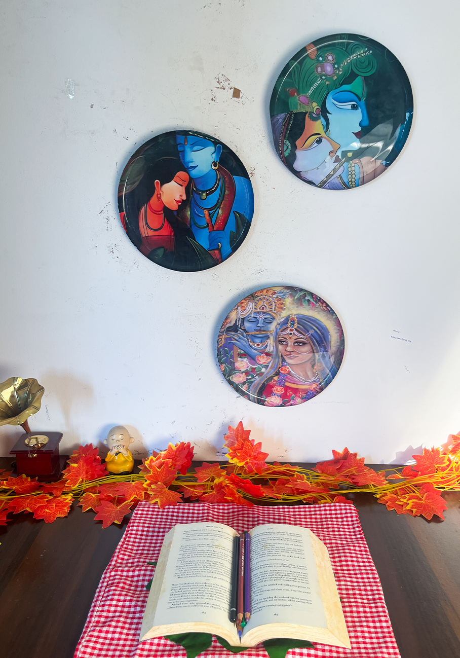 Radha Krishna Kathayein | The Divine Melody | Wall Décor Plates | 10" (Set of 3)
