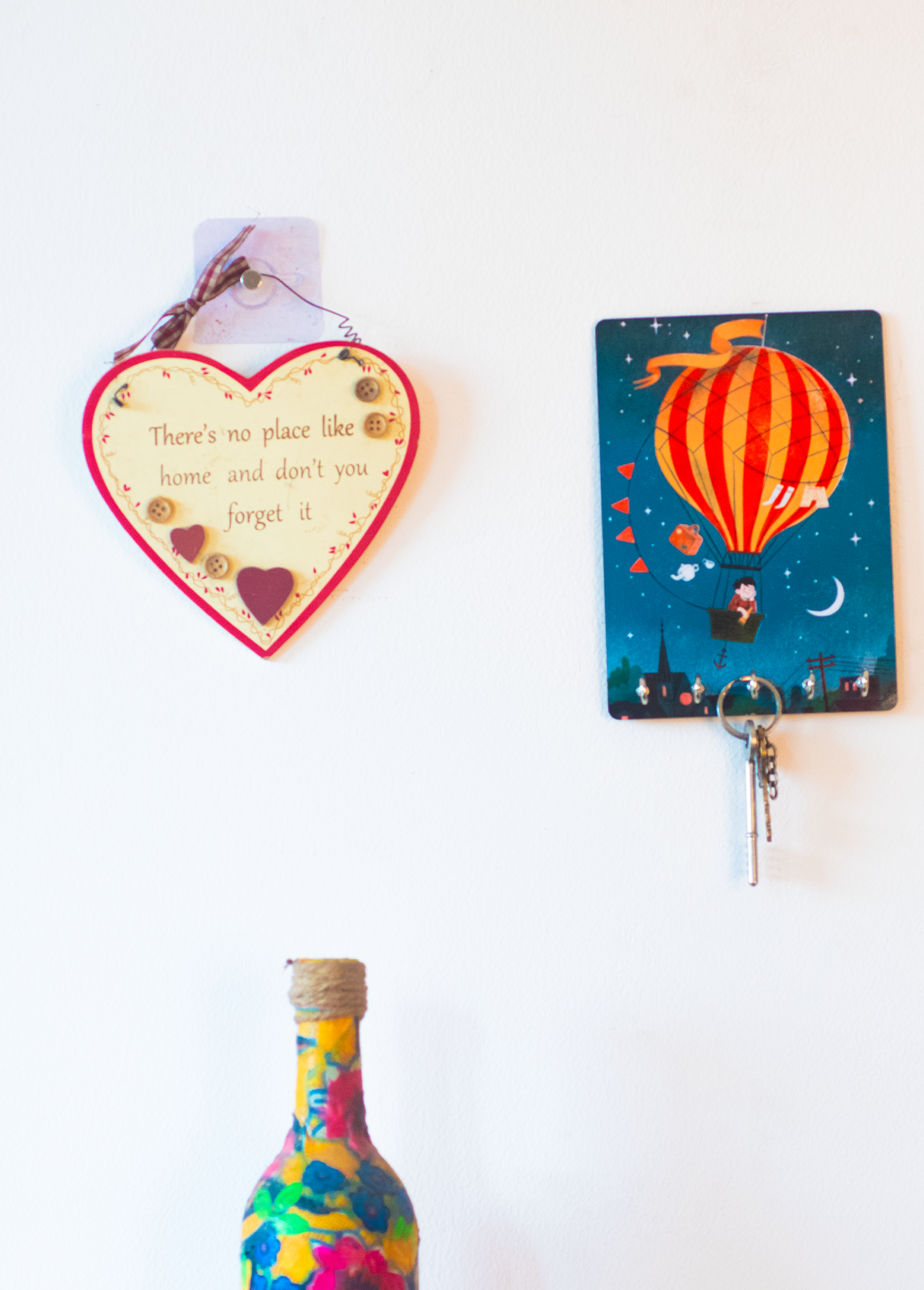 Katha Plates 5-Hook Keyholder • Multicolor • 5″×7″ • MDF • Wall-Mounted for Entryway (Sky Ecape)